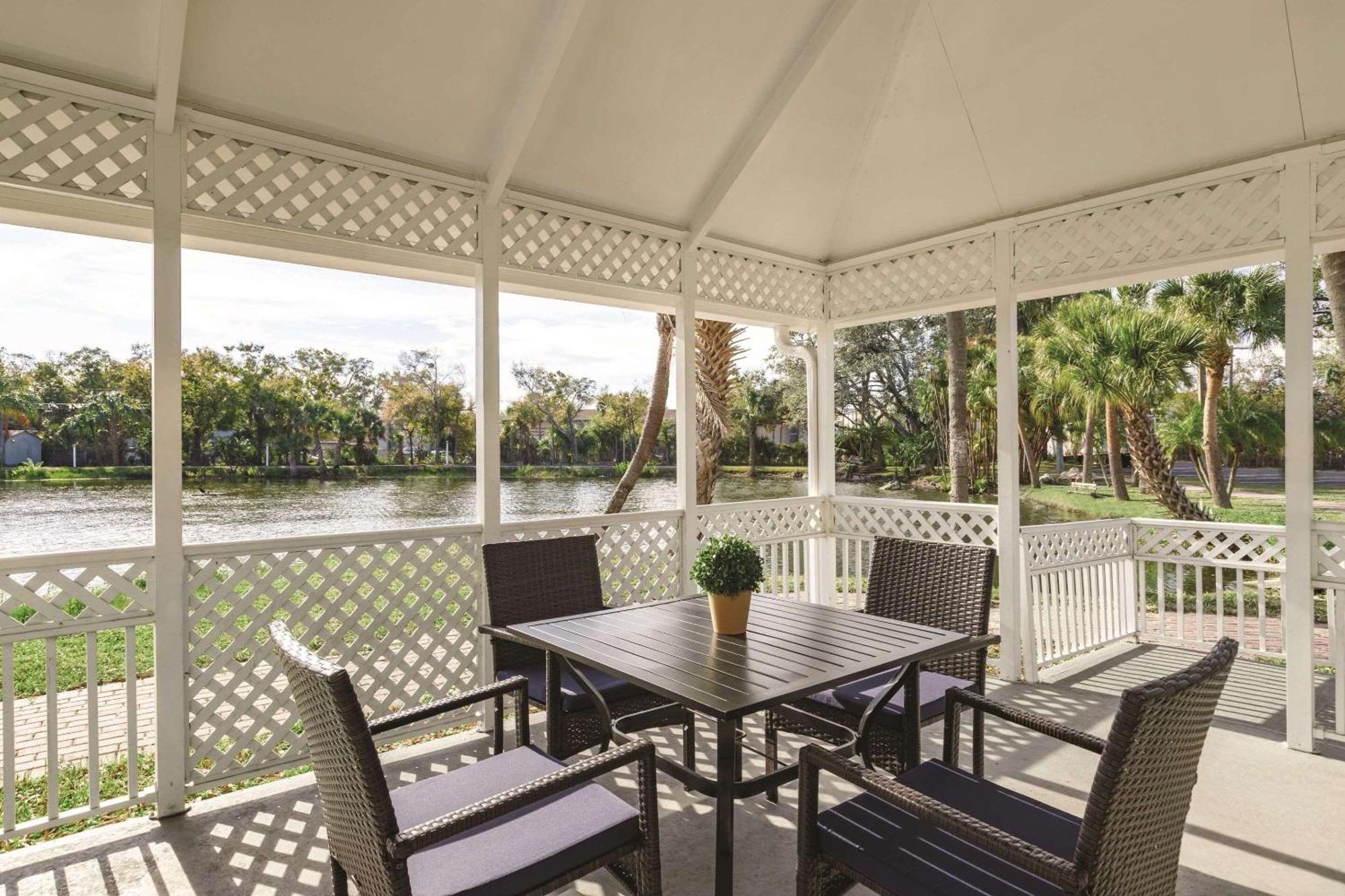 Country Inn & Suites By Radisson, Rj Stadium - Tampa Airport East Экстерьер фото