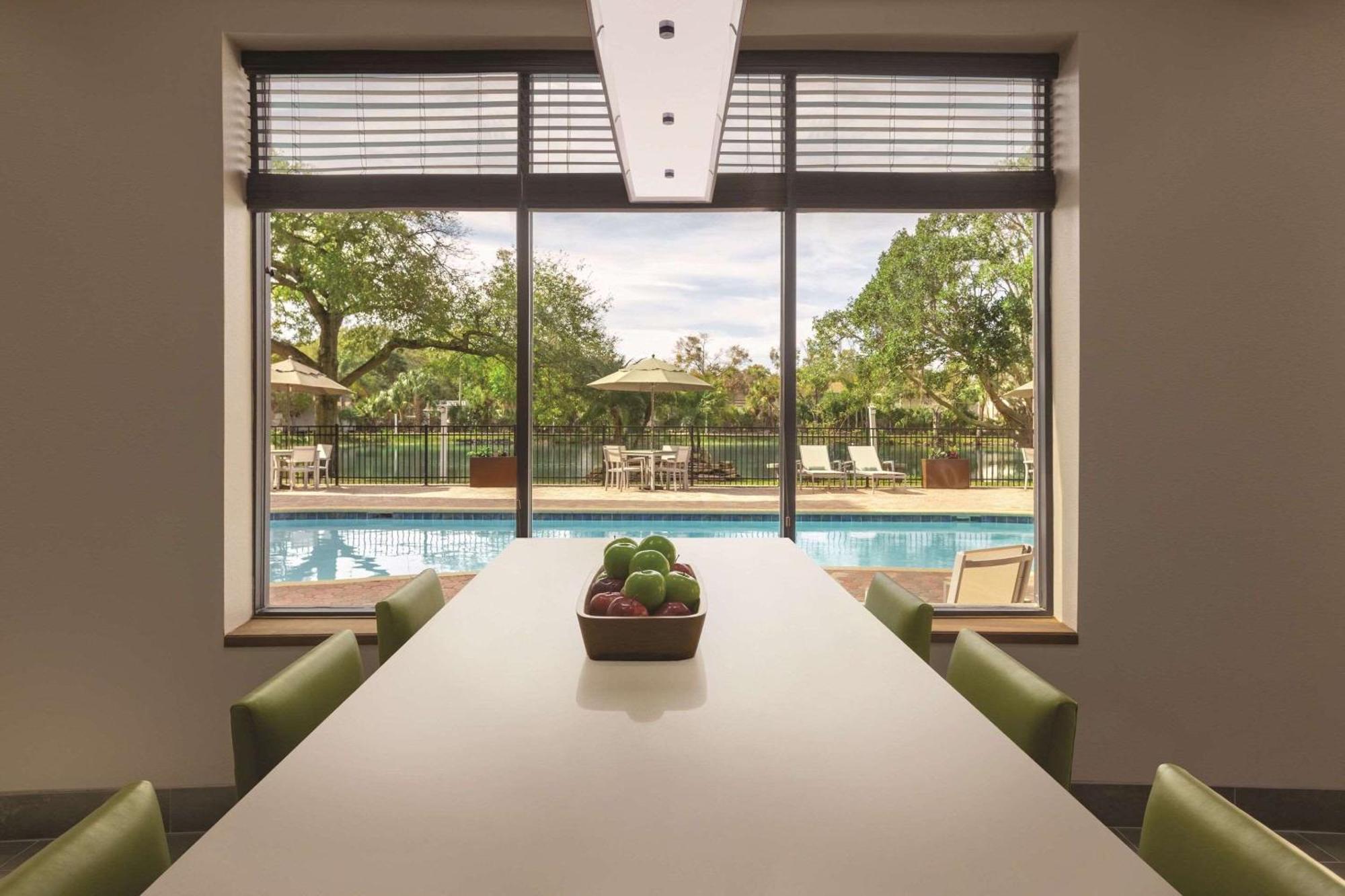 Country Inn & Suites By Radisson, Rj Stadium - Tampa Airport East Экстерьер фото